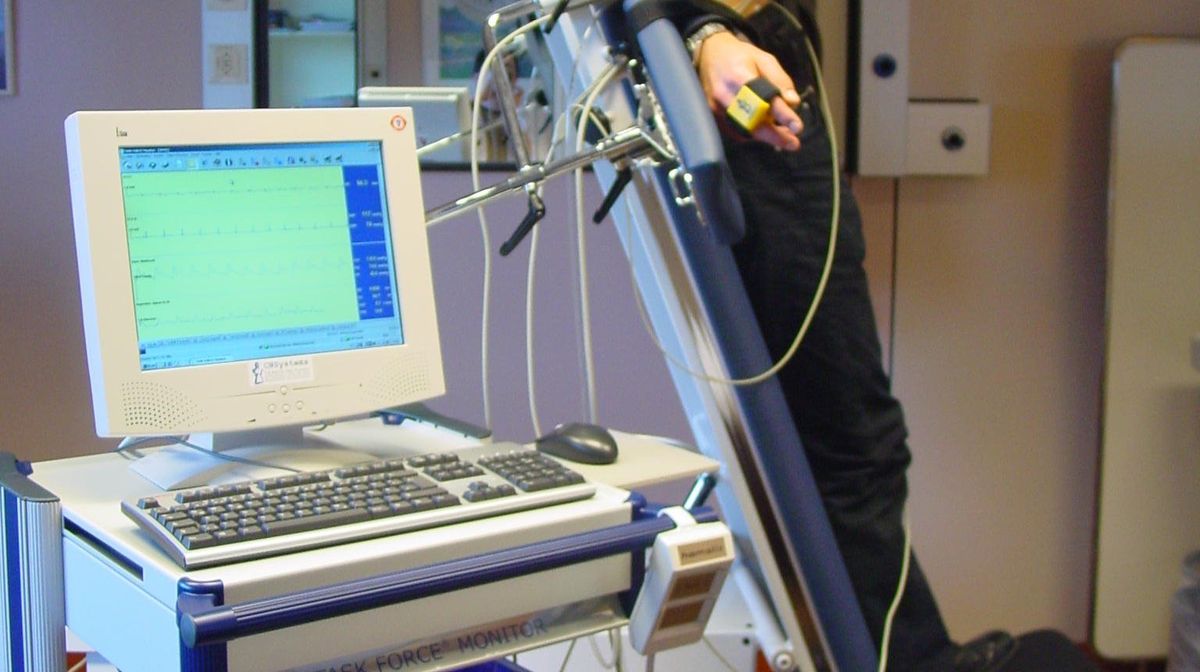 Kipptisch-Untersuchung mit fortlaufender Messung von Puls und Blutdruck